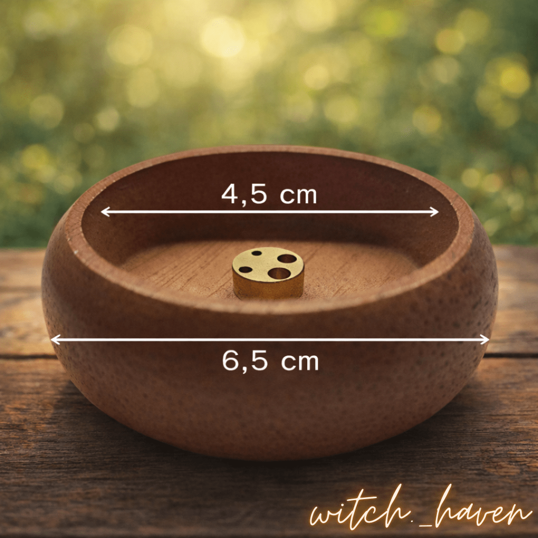 Witchhaven, Dominika Marx, abgerundeter Räucherstäbchenhalter aus Massivholz mit Messing Multi-Loch-Einsatz, kompakte Holzschale für die Meditation, spirituelles Zubehör für energetische Reinigung, handliches Design für Räucherrituale