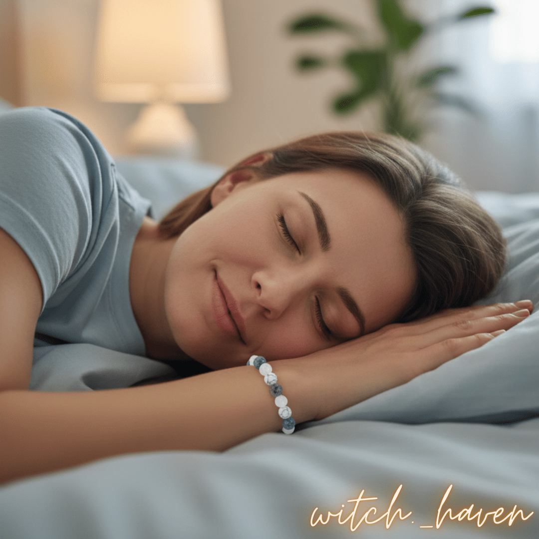 Witchhaven, Dominika Marx, handgefertigtes Schlaf Armband aus blauen Sodalith weißen Howlith und klaren Bergkristall Perlen, spiritueller Schmuck für eine erholsame Nacht, energetisch gereinigtes Edelstein Armband gegen Stress, elastisches Unikat für seelische Reinigung