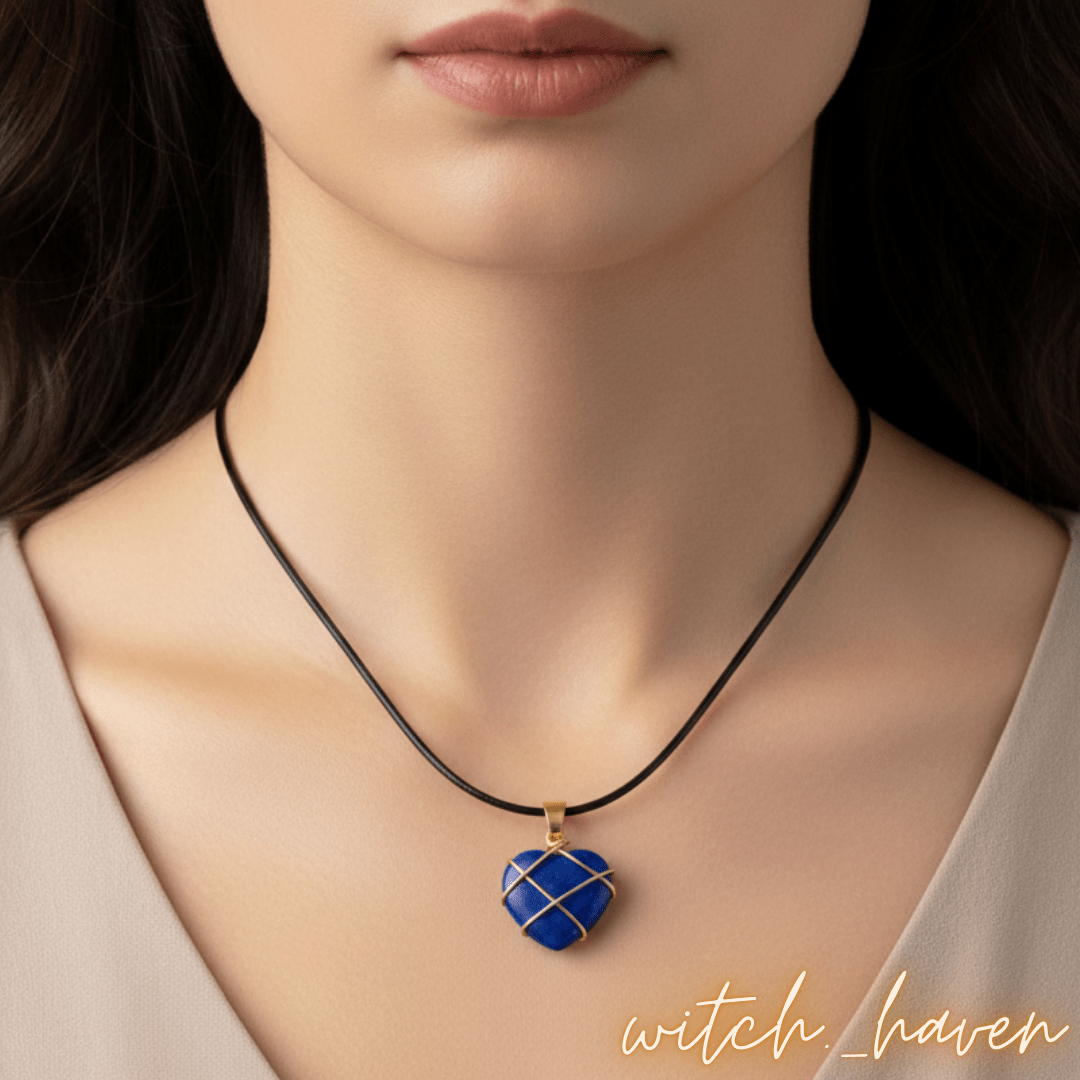 Witchhaven, Dominika Marx, handgefertigte Lapislazuli Herz Halskette mit goldener Drahtwicklung, tiefblauer Naturstein Anhänger für Weisheit und Selbstvertrauen, spiritueller Schmuck energetisch gereinigt, Herzanhänger aus Lapislazuli an goldfarbener Kette
