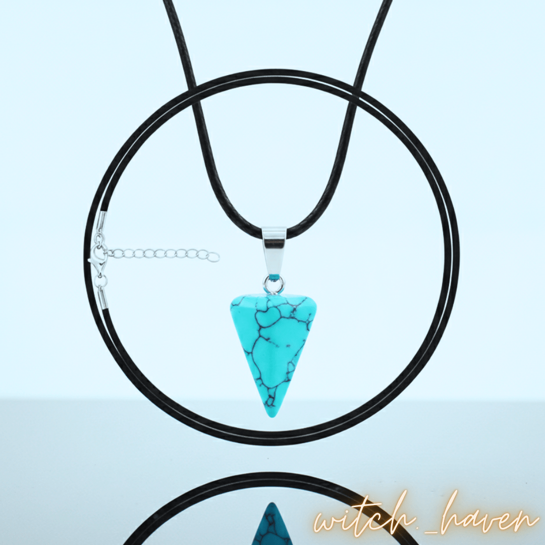 Witchhaven, Dominika Marx, selbstgemachter Lapislazuli Pyramiden Anhänger in Hexagon Form, tiefblauer Naturstein aus Chile, spiritueller Schmuck für Fokus und Intuition, energetisch gereinigter Halsanhänger an schwarzer Kordelkette, toskanische Inspiration