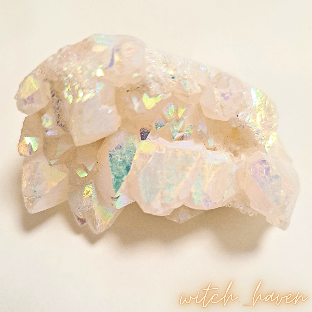 Witchhaven, Dominika Marx, schimmernde Engelsaura Quarz Geode mit Regenbogen Effekt, natürlicher Kristall Cluster zur energetischen Raumharmonisierung, spirituelles Lichtobjekt für die Meditation, energetisch gereinigte Aura Quarz Geode