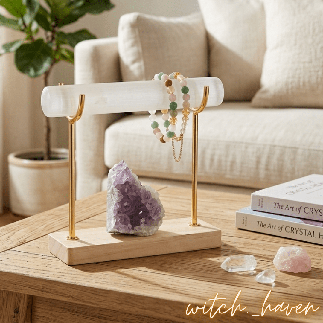 Selenit Ladekristall Säule mit elegantem Ständer Dominika Marx, weißer Selenitkristall zur energetischen Edelstein Reinigung, spiritueller Begleiter Heilsteine aufladen Witchhaven, handverlesene Kristallsäule Altar Dekoration, rituelles Reinigungsritual Selenit Set, Edelsteine für inneren Frieden sowie Raumharmonisierung, exklusives Design Ladekristall weiß schwarz
