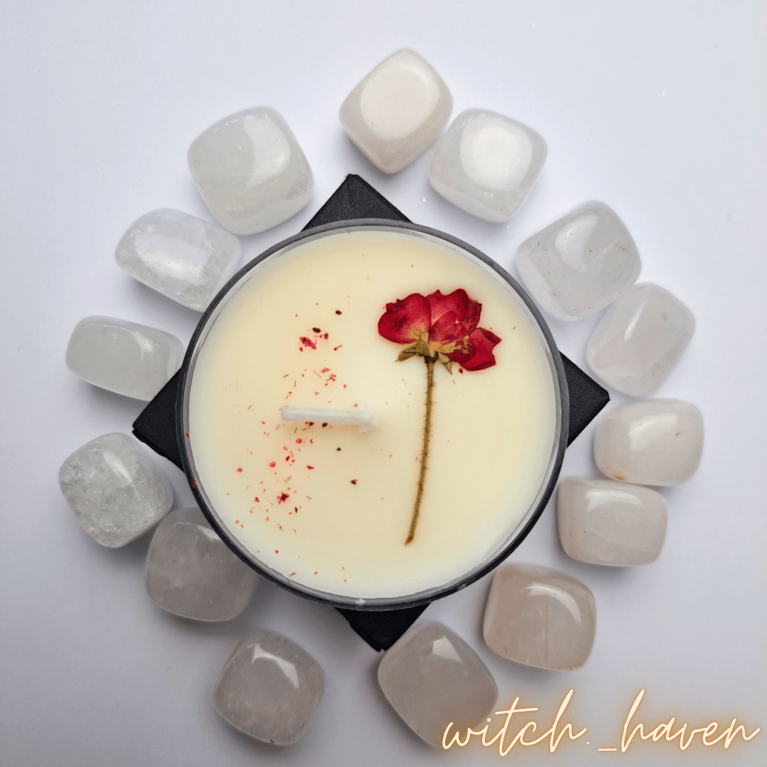 Witchhaven, Dominika Marx, 2er Set Ritualkerzen, Lavendelkerze mit Blüten, Rosenkerze handgefertigt, Sojawachs Kerzenset, spirituelle Entspannung, Herzöffnung Ritual, energetisch gereinigte Kerzen