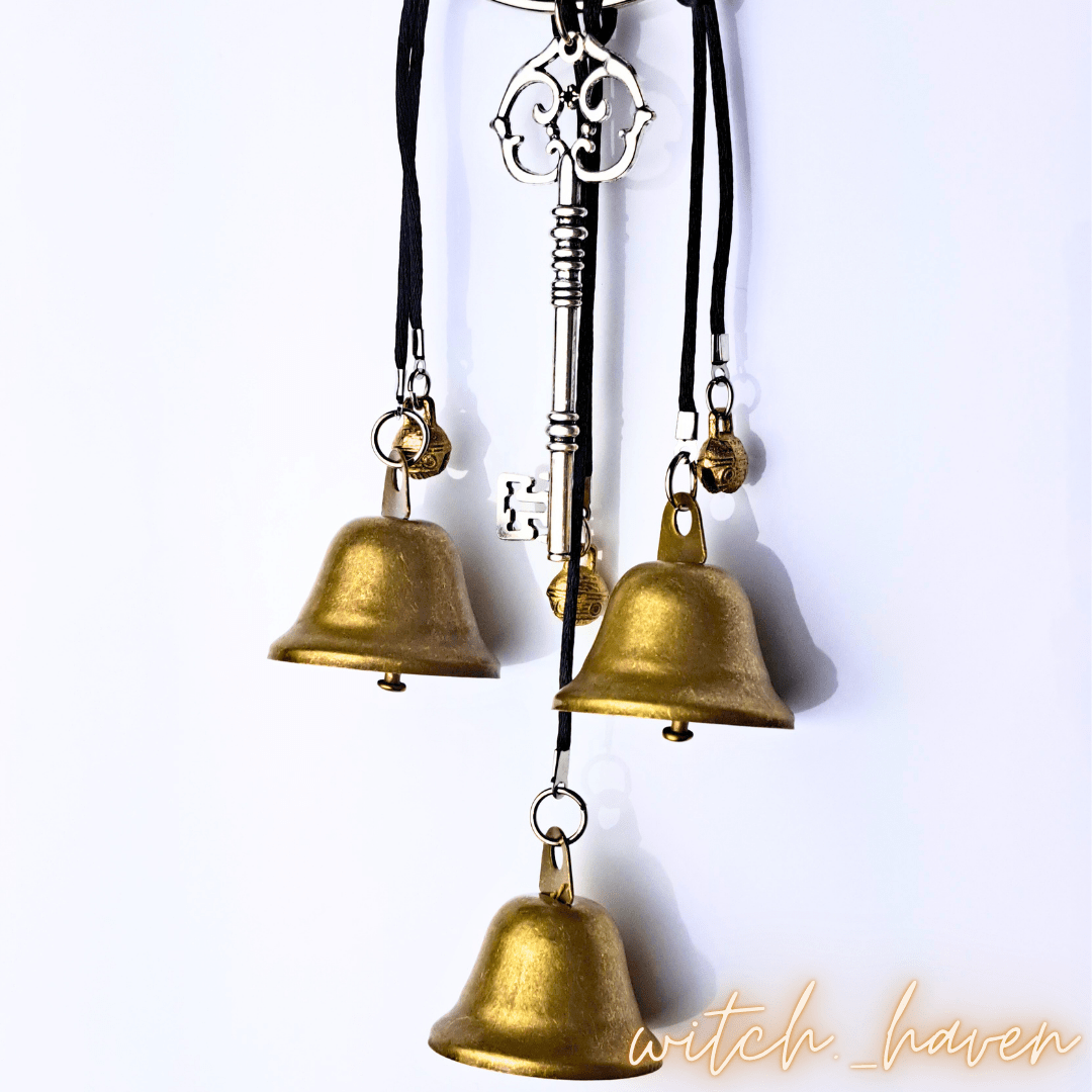 Witchhaven, Dominika Marx, handgefertigte Hexenglocken, Pentagramm Anhänger, Triquetta Symbol, antiker Schlüssel, Schutzglocken für die Tür, energetisch gereinigtes Wicca Ritualzubehör, spirituelle Hausreinigung