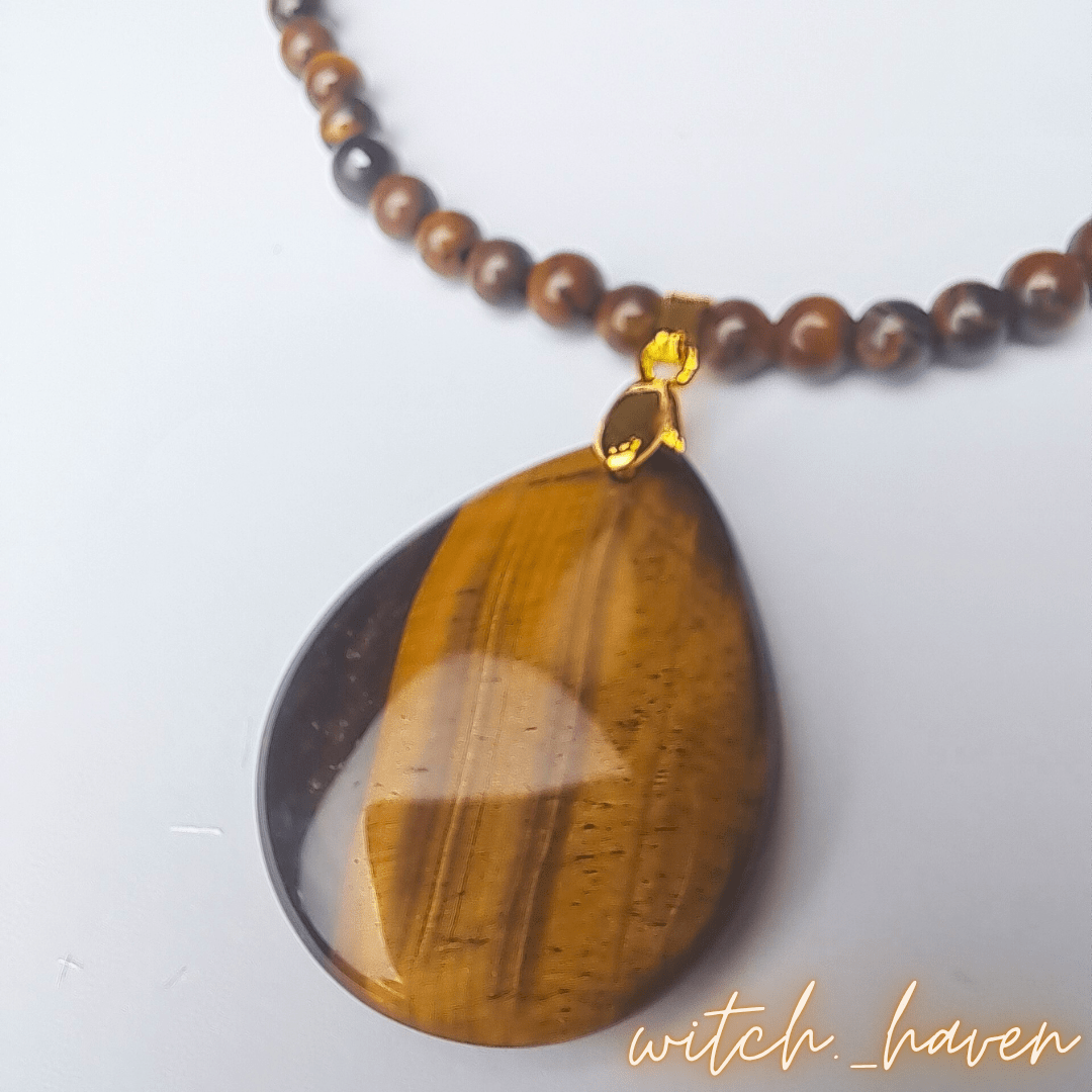 Witchhaven, Dominika Marx, Tigerauge Halskette, Tropfenanhänger Naturstein, handgefertigter Edelsteinschmuck, Tigerauge Perlen Kette, energetisch gereinigter Schutzstein, spiritueller Schmuck für Willenskraft