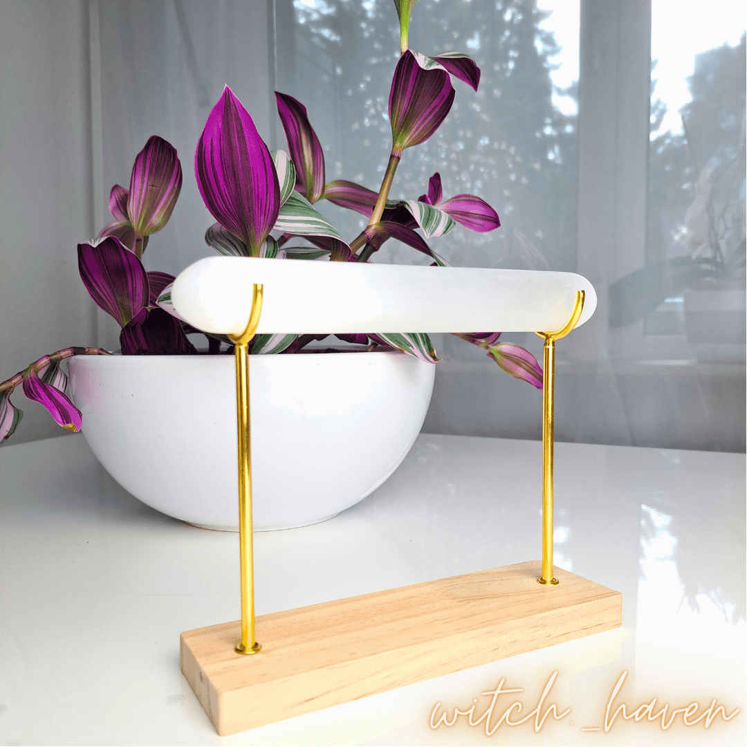 Witchhaven, Dominika Marx, Selenit Säule auf Holzständer, weißer Selenit Stab, energetische Reinigung von Edelsteinen, Ladestation für Kristallarmbänder, lichtvoller Heilstein, spirituelles Werkzeug für Meditation