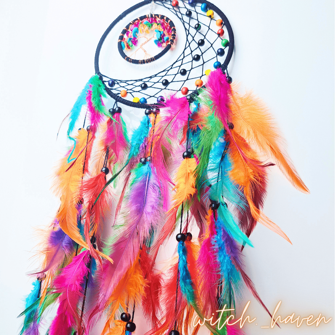 Witchhaven, Dominika Marx, Boho Traumfänger mit Lebensbaum, türkisfarbene Federn, handgefertigter spiritueller Wandschmuck, Schutzobjekt für Schlafzimmer, energetisch gereinigter Traumfänger, Naturstein Dekoration