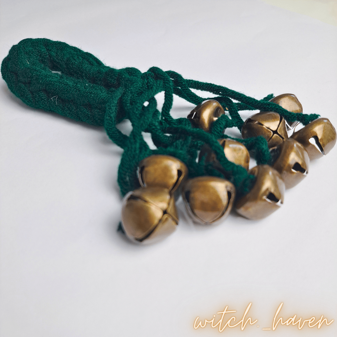 Witchhaven, Dominika Marx, grüne Hexenglocken, handgefertigtes Schutzamulett, Wicca Türglocken, energetisch gereinigte Hausdeko, magischer Türanhänger, Metallglocken für spirituellen Schutz