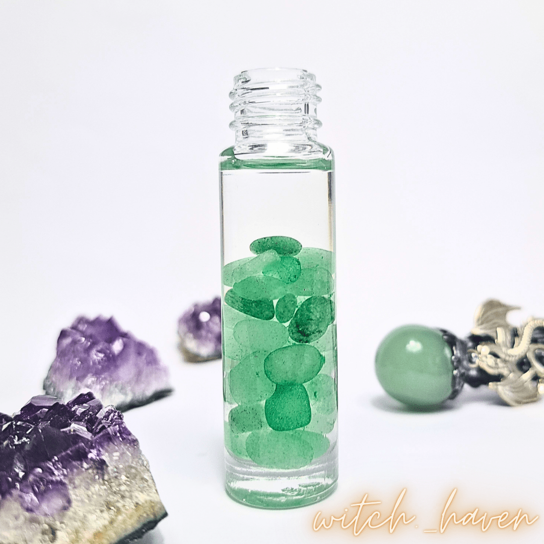 Witchhaven, Dominika Marx, Lavendelöl Roller mit Aventurin Seelenhauch, Glasflasche mit Roll-on Kugel, grüne Edelstein Chips, ätherisches Lavendelöl, spirituelle Entspannungshilfe, energetisch gereinigtes Aromaöl