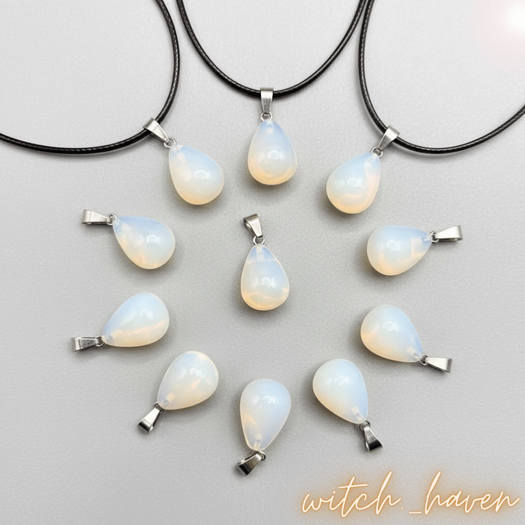 Witchhaven, Dominika Marx, Mondstein Halskette mit Tropfenanhänger, natürlicher schimmernder Mondstein, spiritueller Damenschmuck, energetisch gereinigte Edelsteinkette, Schmuck für Intuition und Weiblichkeit