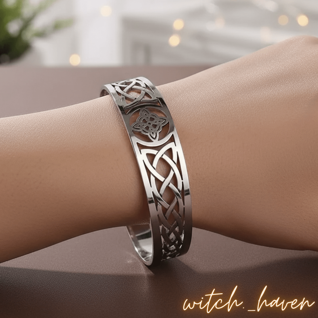 Witchhaven, Dominika Marx, Hexenknoten Armband Edelstahl, keltischer Schutzarmreif aus Irland, spiritueller Schmuck mit Hexenknoten Symbol, energetisch gereinigtes Amulett, verstellbares Cuff Armband
