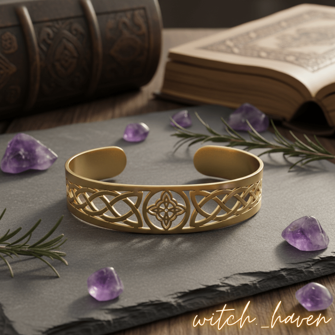 Witchhaven, Dominika Marx, Goldenes Hexenknoten Armband aus Edelstahl, keltischer Schutzarmreif goldfarben, spiritueller Schmuck aus Irland, energetisch gereinigtes Amulett, verstellbares goldenes Cuff Armband