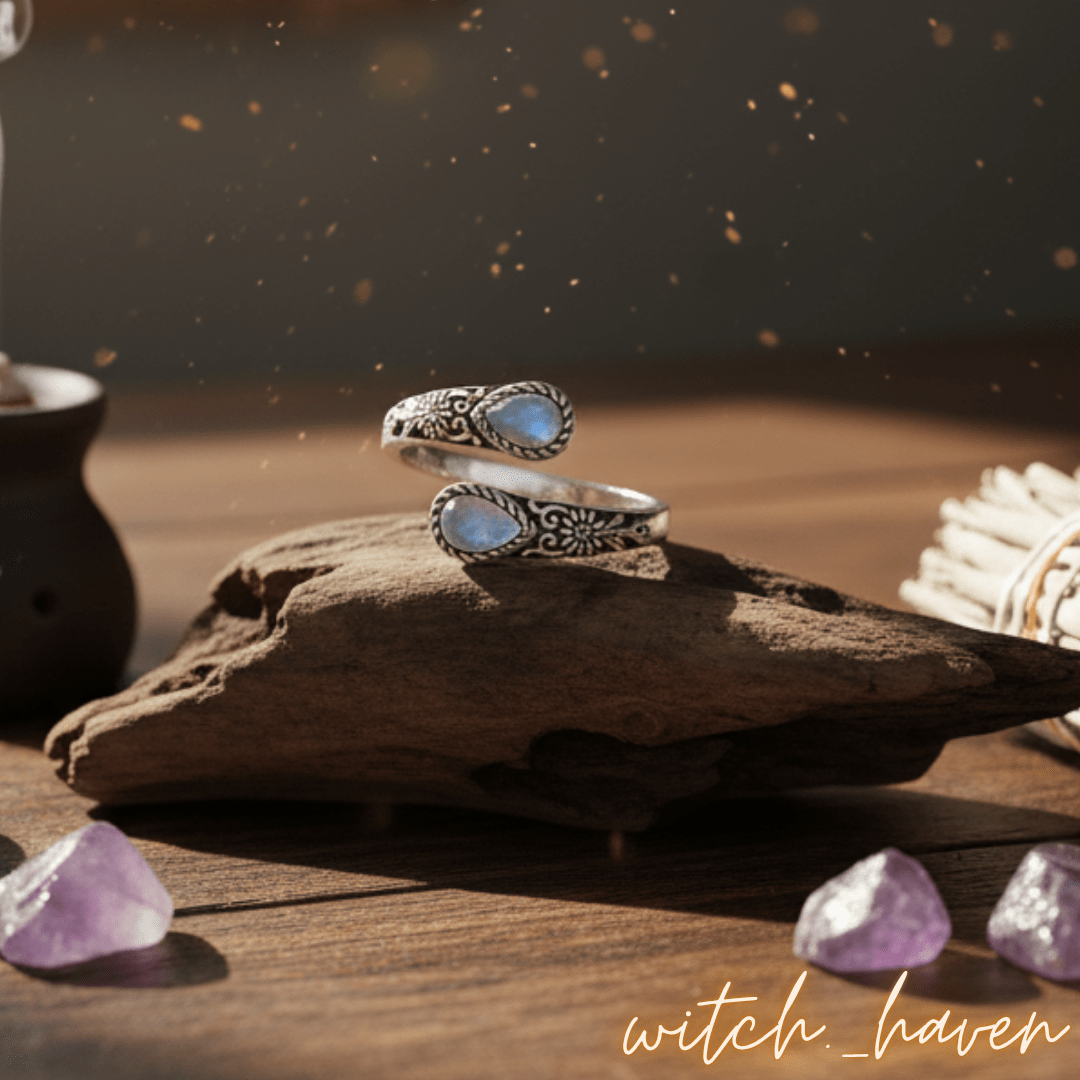 Witchhaven, Dominika Marx, Mondstein Ring 925 Silber, verstellbarer Silberring mit zwei Mondsteinen, Vintage Blütenmuster Schmuck, energetisch gereinigter Edelsteinring, spirituelles Geschenk für Frauen