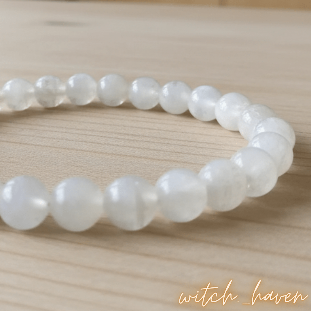 Witchhaven, Dominika Marx, Mondstein Armband, echte Edelsteinperlen, weißer Mondstein, handgefertigter Schmuck, energetisch gereinigter Heilstein, spirituelles Geschenk mit Glücksschlüssel