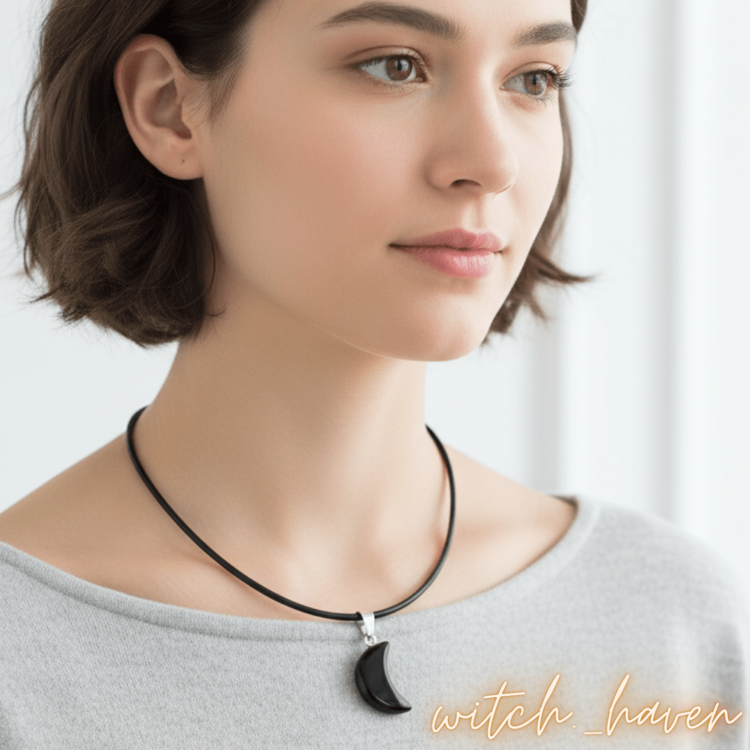 Witchhaven, Dominika Marx, schwarzer Obsidian Anhänger in Mondsichel Form, polierter Heilstein an schwarzer Schnur, spiritueller Schmuck für Intuition und emotionalen Schutz, energetisch gereinigtes Obsidian Mond Amulett