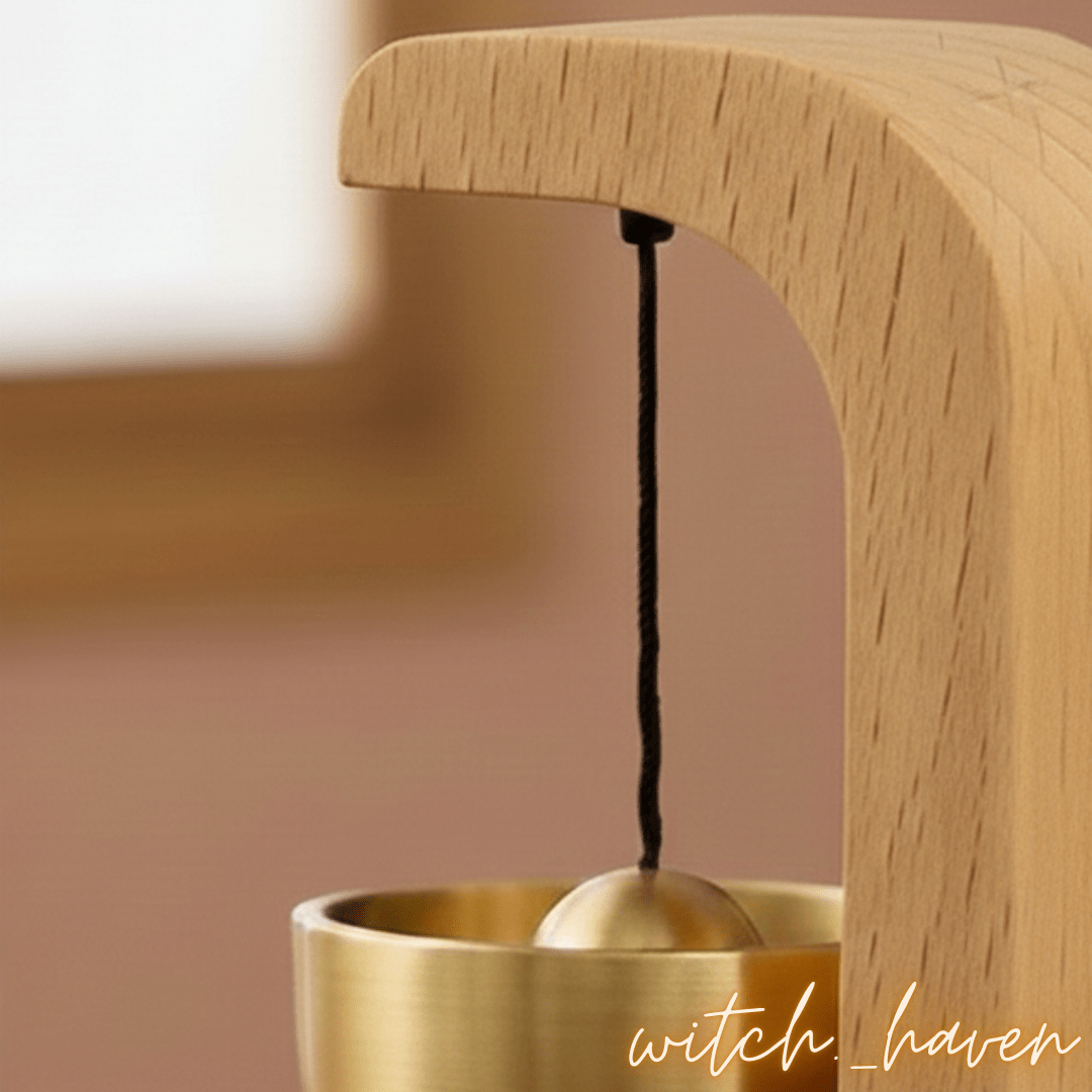 Witchhaven, Dominika Marx, Klangschalen Türklingel aus hellem Eichenholz mit Kupfer Gong, magnetischer Türwächter für energetische Reinigung, spirituelles Wohnaccessoire für Achtsamkeit, energetisch gereinigte Gong Türklingel