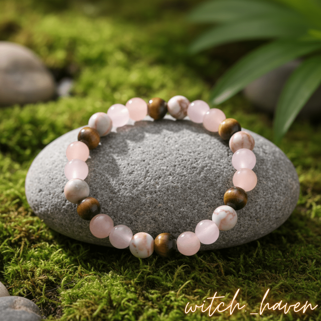 Witchhaven, Dominika Marx, handgefertigtes Anti Angst Armband aus Tigerauge Rosenquarz und Magnesit Perlen, spiritueller Schmuck für mentale Balance und Schutz, energetisch gereinigtes Edelstein Armband gegen innere Unruhe, elastisches Unikat für Zuversicht