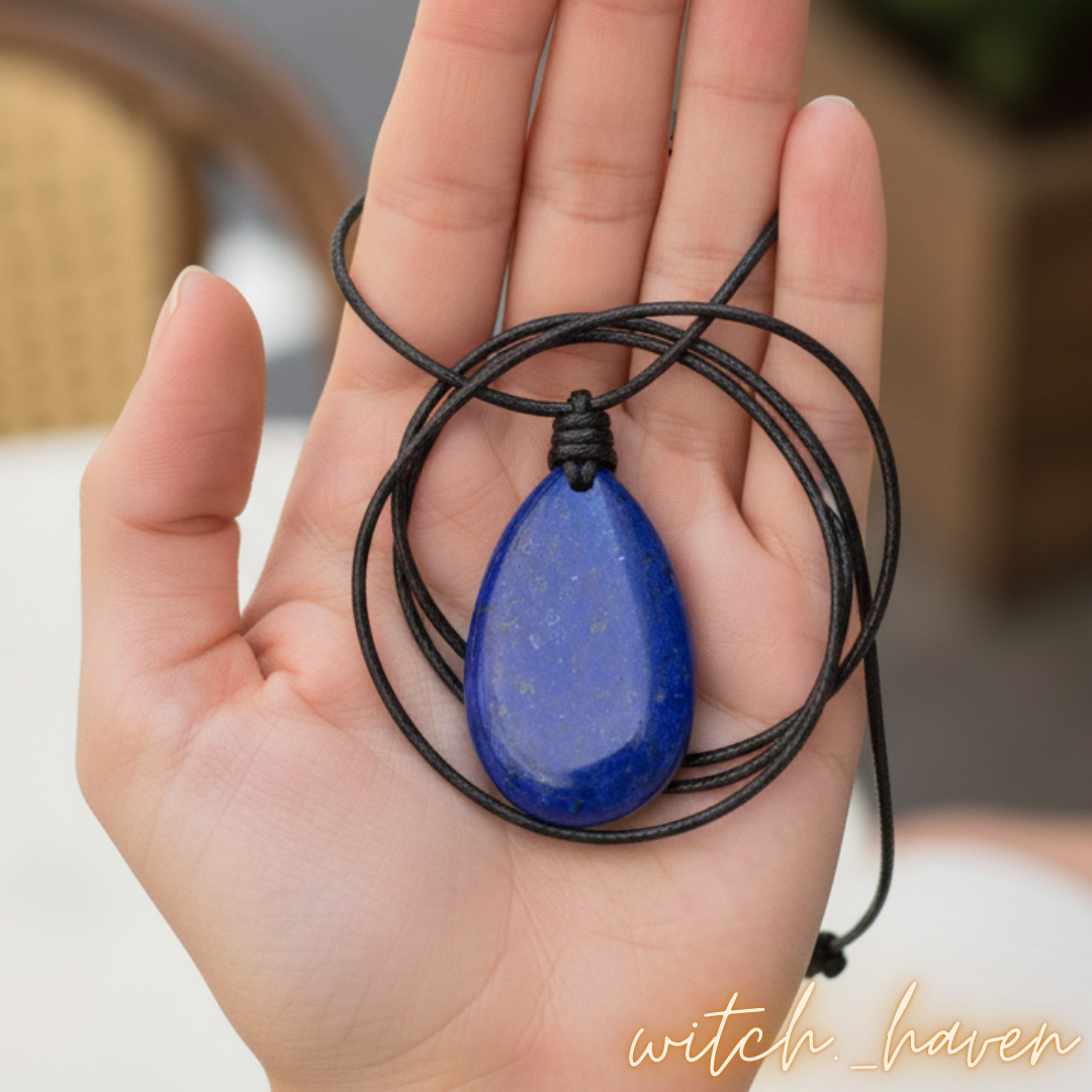 Witchhaven, Dominika Marx, handgefertigter großer Lapislazuli Tropfen Anhänger 5 cm hoch, tiefblauer Naturstein Schmuck für Intuition und Klarheit, energetisch gereinigter Heilstein an verstellbarem schwarzen Textilband, massives Unikat