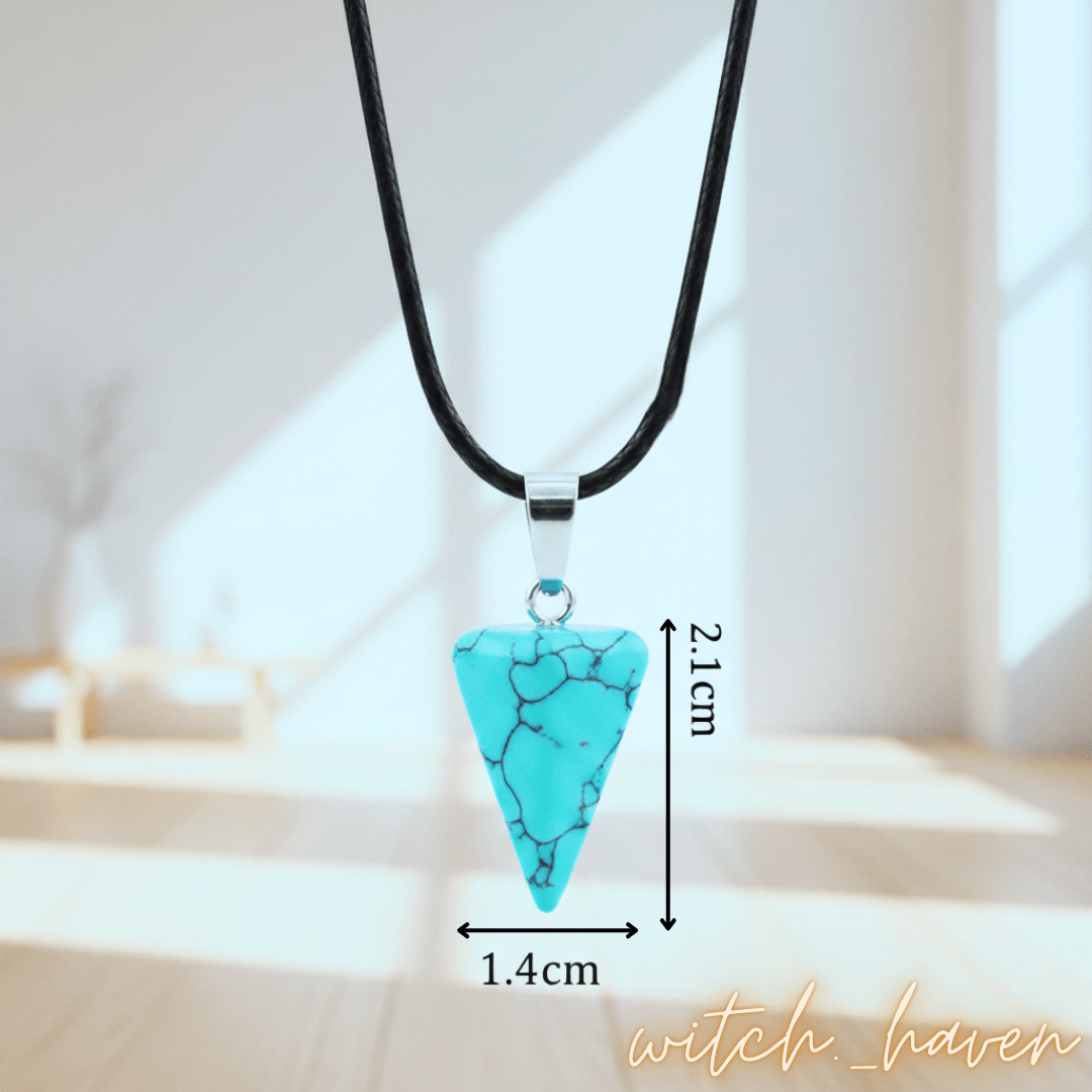 Witchhaven, Dominika Marx, selbstgemachter Lapislazuli Pyramiden Anhänger in Hexagon Form, tiefblauer Naturstein aus Chile, spiritueller Schmuck für Fokus und Intuition, energetisch gereinigter Halsanhänger an schwarzer Kordelkette, toskanische Inspiration