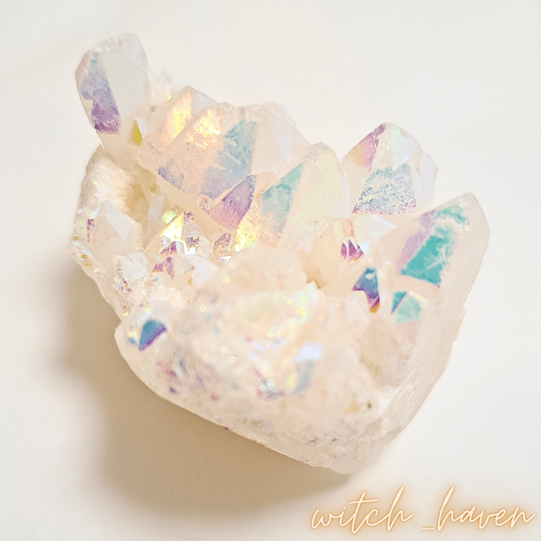 Witchhaven, Dominika Marx, schimmernde Engelsaura Quarz Geode mit Regenbogen Effekt, natürlicher Kristall Cluster zur energetischen Raumharmonisierung, spirituelles Lichtobjekt für die Meditation, energetisch gereinigte Aura Quarz Geode