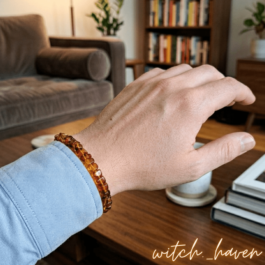 Witchhaven, Dominika Marx, handgefertigtes Armband aus natürlichen goldgelben Bernsteinperlen auf elastischem Band, spiritueller Schmuck für Aura Reinigung und Lebensfreude, energetisch gereinigtes Bernstein Armband