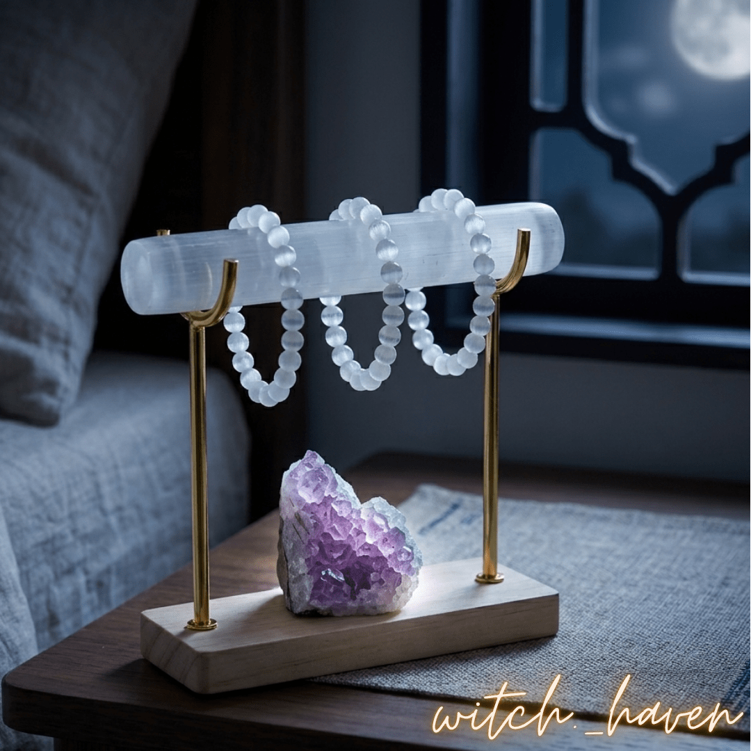 Selenit Ladekristall Säule mit elegantem Ständer Dominika Marx, weißer Selenitkristall zur energetischen Edelstein Reinigung, spiritueller Begleiter Heilsteine aufladen Witchhaven, handverlesene Kristallsäule Altar Dekoration, rituelles Reinigungsritual Selenit Set, Edelsteine für inneren Frieden sowie Raumharmonisierung, exklusives Design Ladekristall weiß schwarz