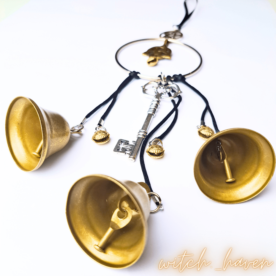 Witchhaven, Dominika Marx, handgefertigte Hexenglocken, Pentagramm Anhänger, Triquetta Symbol, antiker Schlüssel, Schutzglocken für die Tür, energetisch gereinigtes Wicca Ritualzubehör, spirituelle Hausreinigung