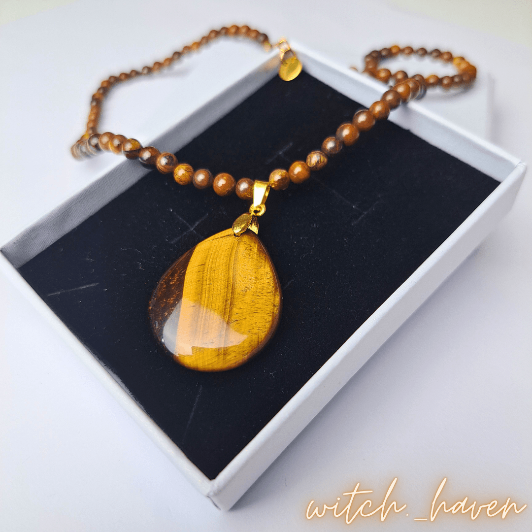 Witchhaven, Dominika Marx, Tigerauge Halskette, Tropfenanhänger Naturstein, handgefertigter Edelsteinschmuck, Tigerauge Perlen Kette, energetisch gereinigter Schutzstein, spiritueller Schmuck für Willenskraft