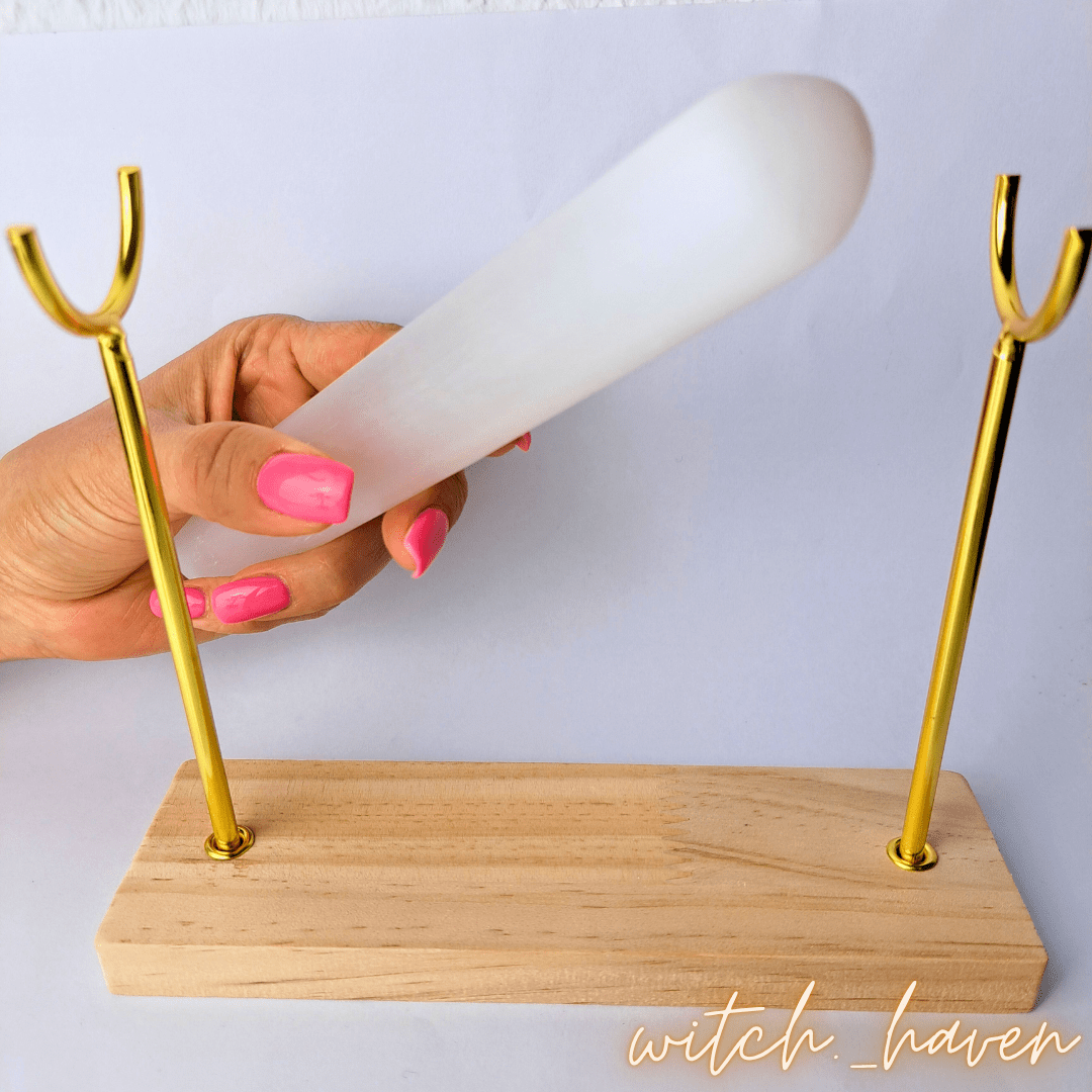 Witchhaven, Dominika Marx, Selenit Säule auf Holzständer, weißer Selenit Stab, energetische Reinigung von Edelsteinen, Ladestation für Kristallarmbänder, lichtvoller Heilstein, spirituelles Werkzeug für Meditation