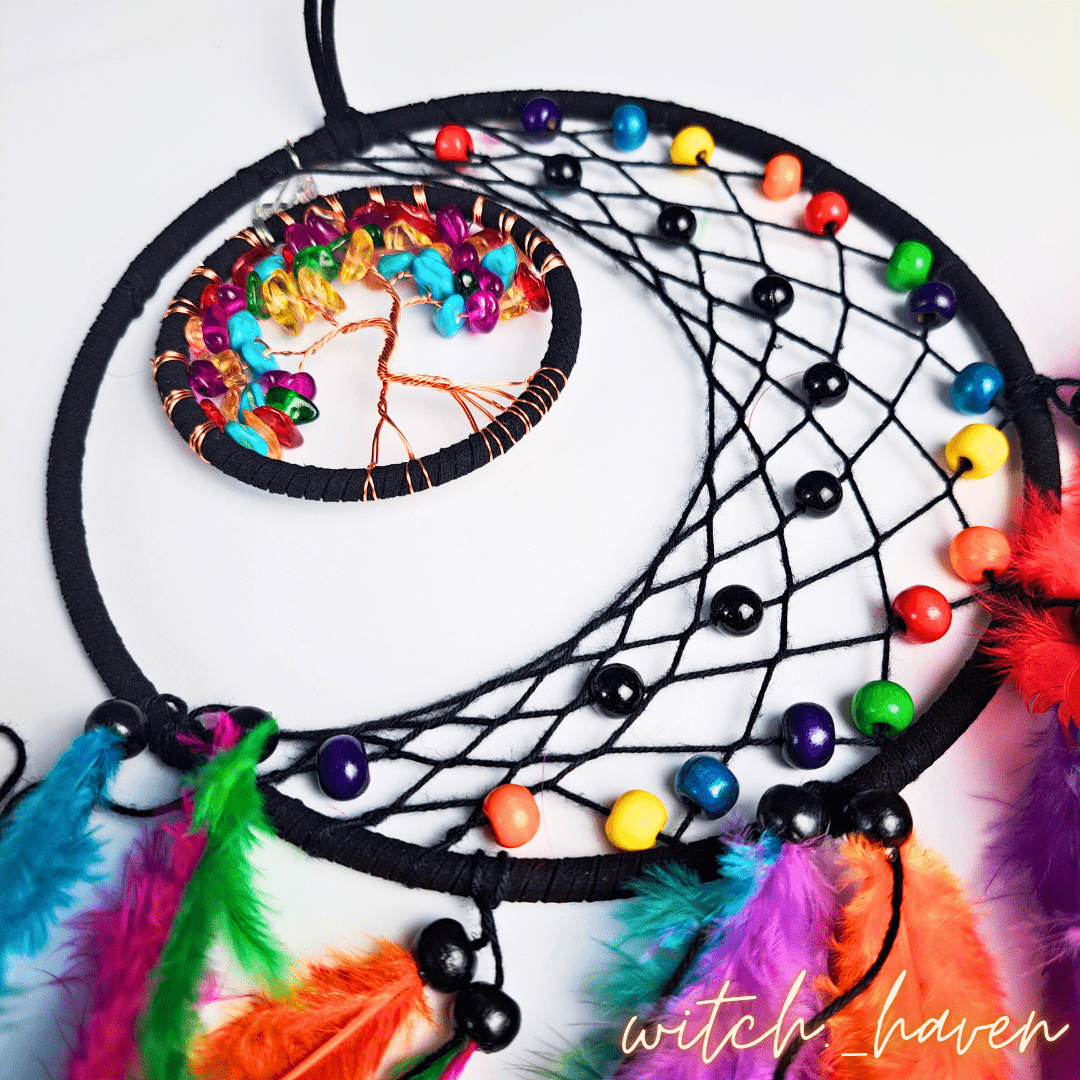 Witchhaven, Dominika Marx, Boho Traumfänger mit Lebensbaum, türkisfarbene Federn, handgefertigter spiritueller Wandschmuck, Schutzobjekt für Schlafzimmer, energetisch gereinigter Traumfänger, Naturstein Dekoration