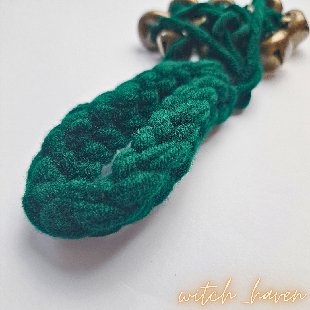 Witchhaven, Dominika Marx, grüne Hexenglocken, handgefertigtes Schutzamulett, Wicca Türglocken, energetisch gereinigte Hausdeko, magischer Türanhänger, Metallglocken für spirituellen Schutz