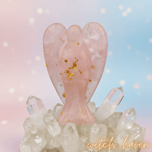 Witchhaven, Dominika Marx, Rosenquarz Schutzengel, Edelstein Wächterengel, handgefertigte Engelsfigur, spirituelle Deko, Rosenquarz Kristall, energetisch gereinigter Engel