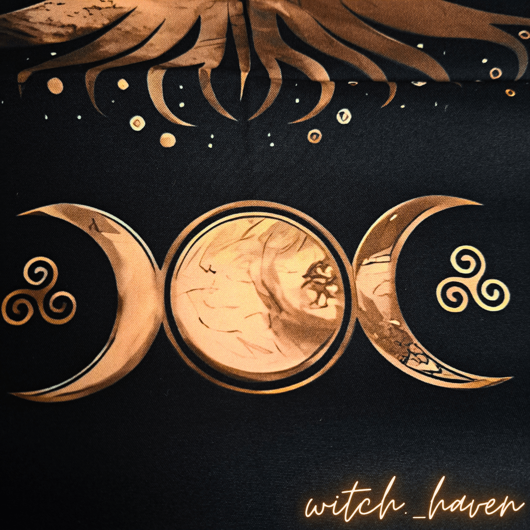 Witchhaven, Dominika Marx, Magisches Altartuch mit Baum des Lebens, Pentagramm und Dreifacher Göttin, schwarzes Tuch mit goldenen Symbolen, energetisch gereinigte Ritualunterlage, spirituelle Tischdecke für Tarot
