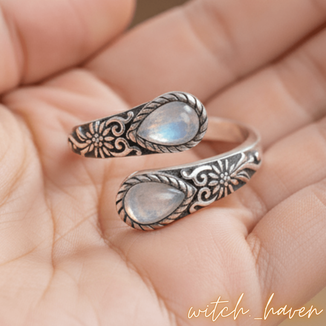 Witchhaven, Dominika Marx, Mondstein Ring 925 Silber, verstellbarer Silberring mit zwei Mondsteinen, Vintage Blütenmuster Schmuck, energetisch gereinigter Edelsteinring, spirituelles Geschenk für Frauen