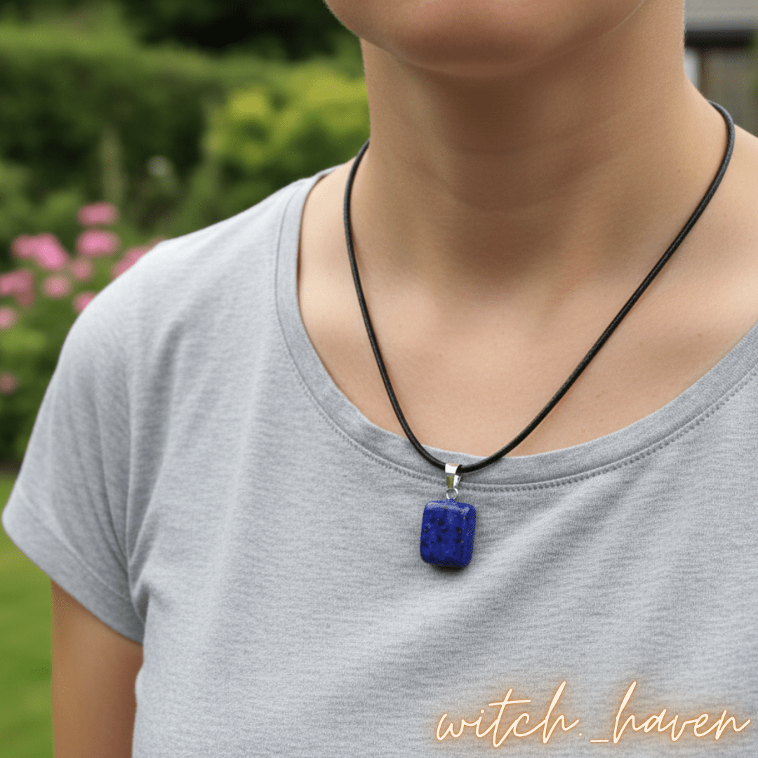 Witchhaven, Dominika Marx, Lapislazuli Anhänger mit Halskette, tiefblauer Naturstein mit Pyrit, spiritueller Schmuck für das Dritte Auge, energetisch gereinigter Heilstein, Geschenk für Weisheit und Schutz
