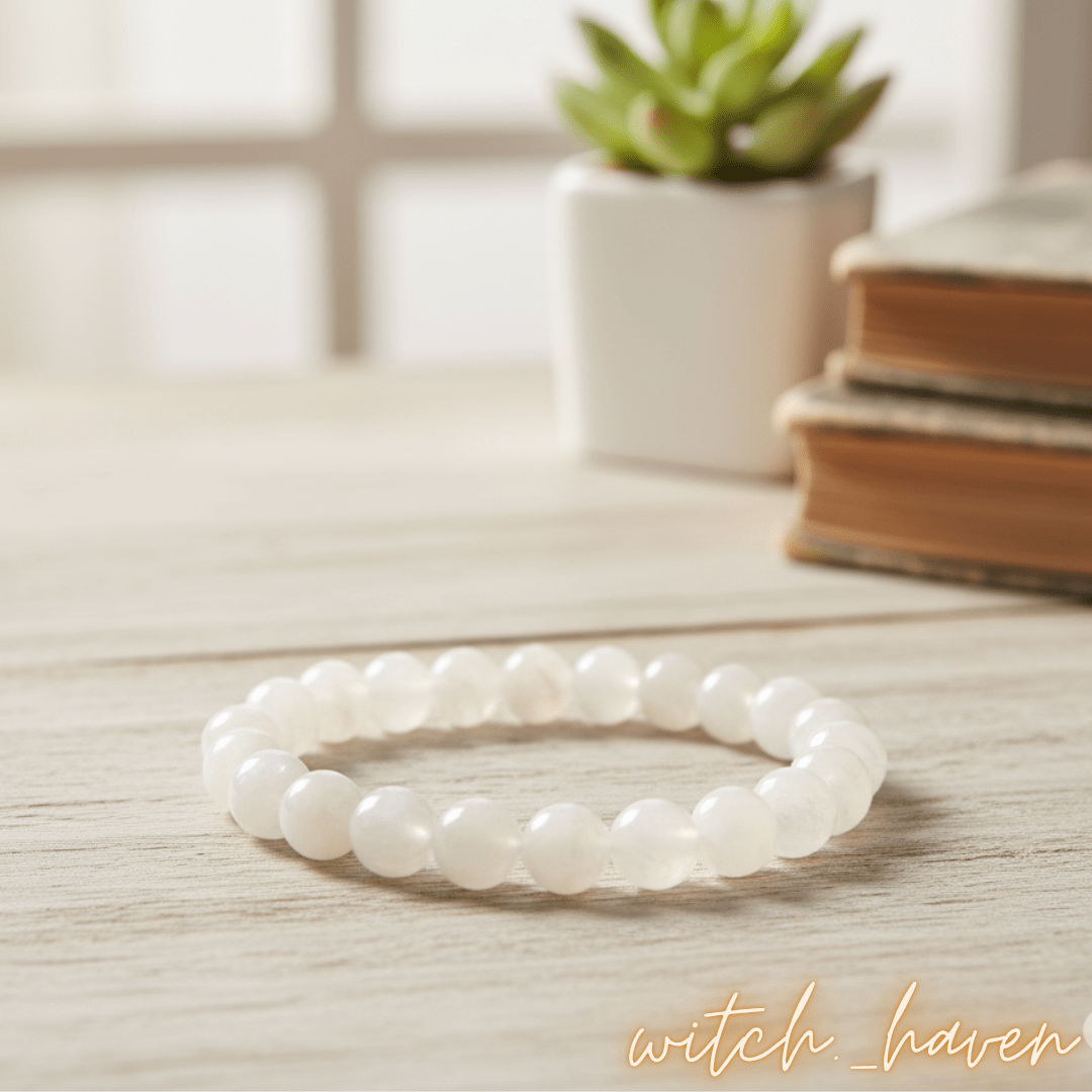 Witchhaven, Dominika Marx, Mondstein Armband, echte Edelsteinperlen, weißer Mondstein, handgefertigter Schmuck, energetisch gereinigter Heilstein, spirituelles Geschenk mit Glücksschlüssel