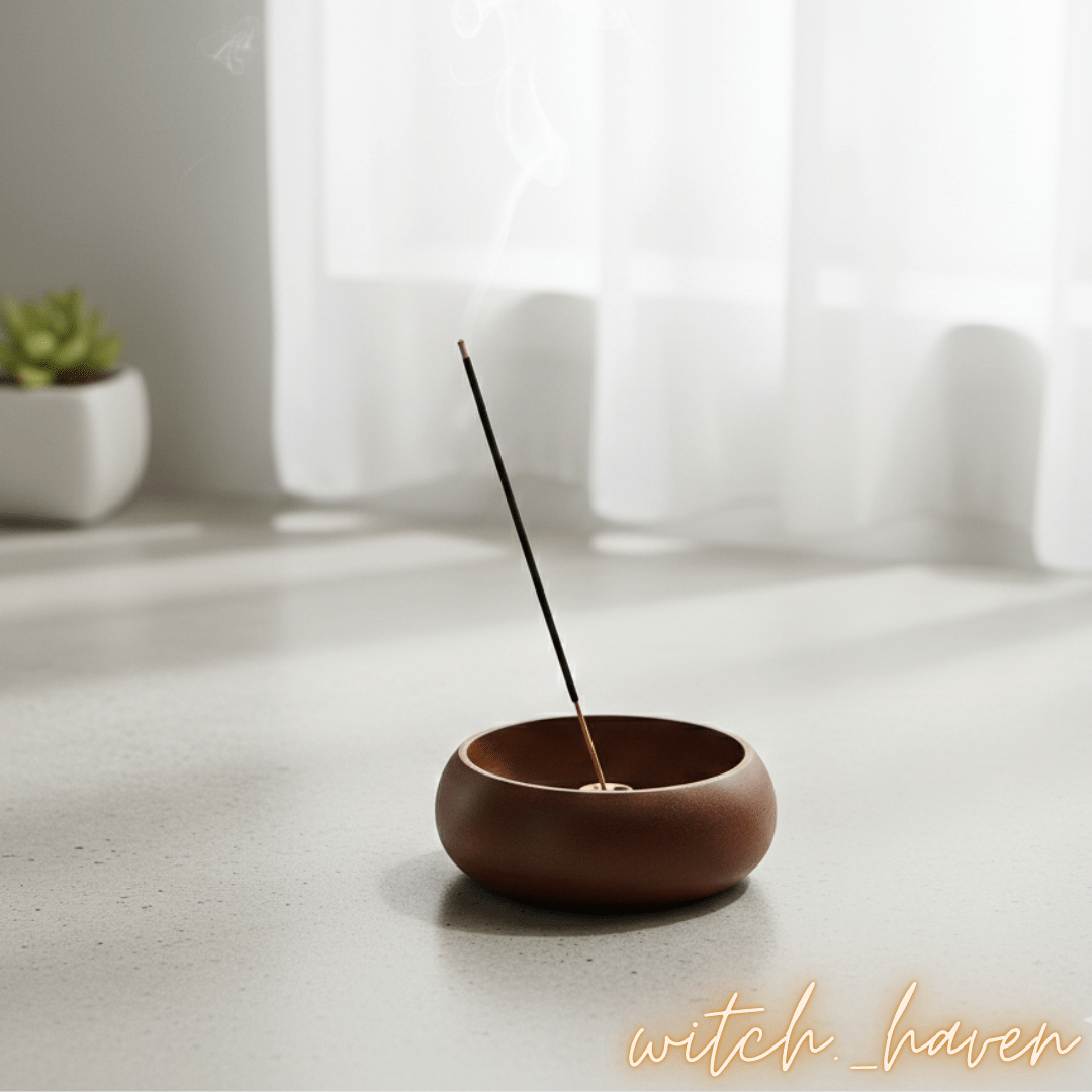 Witchhaven, Dominika Marx, abgerundeter Räucherstäbchenhalter aus Massivholz mit Messing Multi-Loch-Einsatz, kompakte Holzschale für die Meditation, spirituelles Zubehör für energetische Reinigung, handliches Design für Räucherrituale