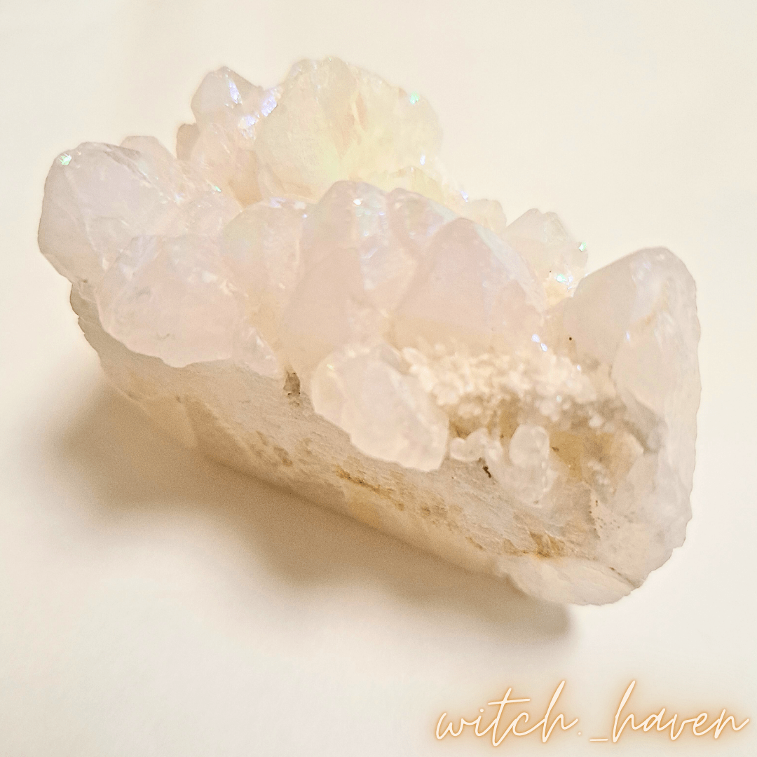 Witchhaven, Dominika Marx, schimmernde Engelsaura Quarz Geode mit Regenbogen Effekt, natürlicher Kristall Cluster zur energetischen Raumharmonisierung, spirituelles Lichtobjekt für die Meditation, energetisch gereinigte Aura Quarz Geode