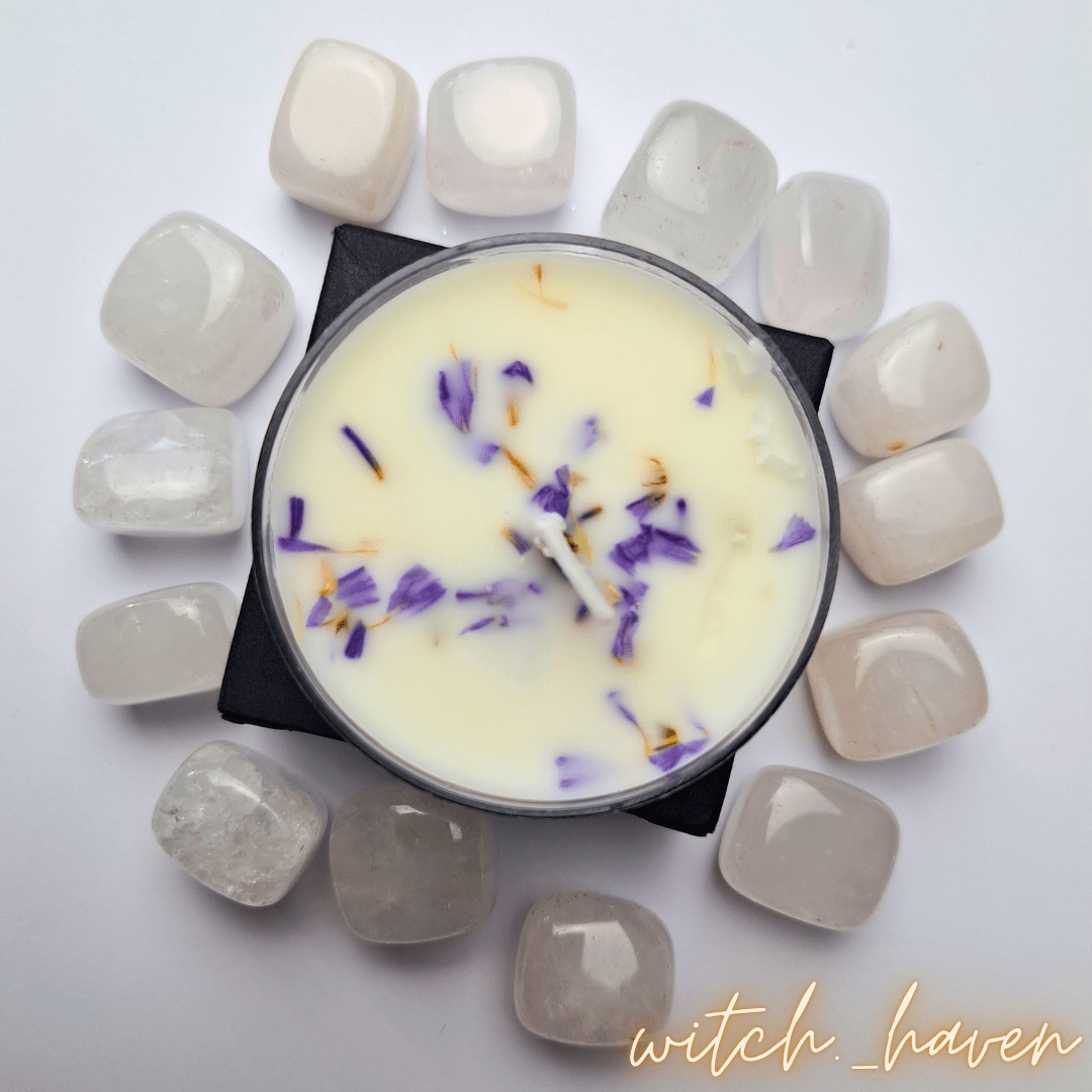 Witchhaven, Dominika Marx, 2er Set Ritualkerzen, Lavendelkerze mit Blüten, Rosenkerze handgefertigt, Sojawachs Kerzenset, spirituelle Entspannung, Herzöffnung Ritual, energetisch gereinigte Kerzen