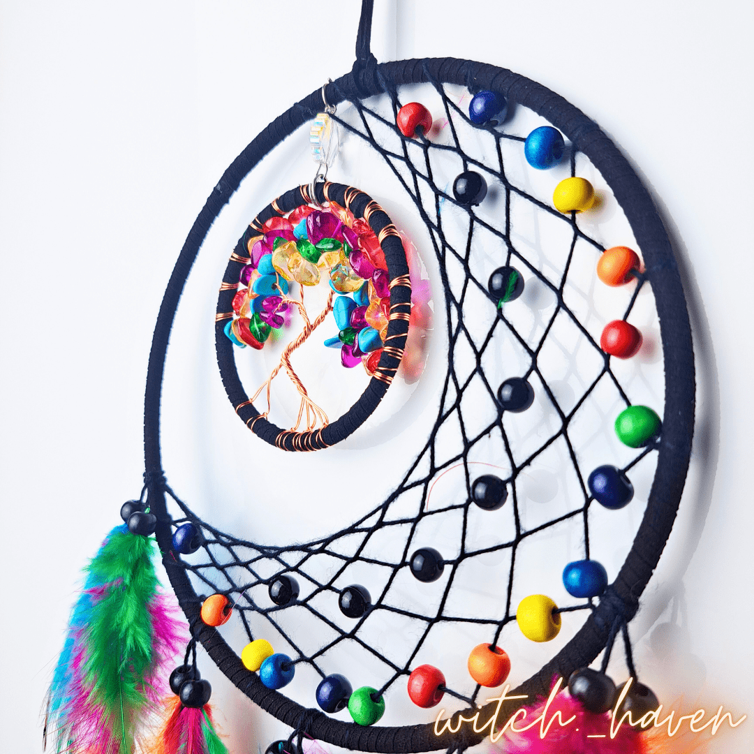 Witchhaven, Dominika Marx, Boho Traumfänger mit Lebensbaum, türkisfarbene Federn, handgefertigter spiritueller Wandschmuck, Schutzobjekt für Schlafzimmer, energetisch gereinigter Traumfänger, Naturstein Dekoration