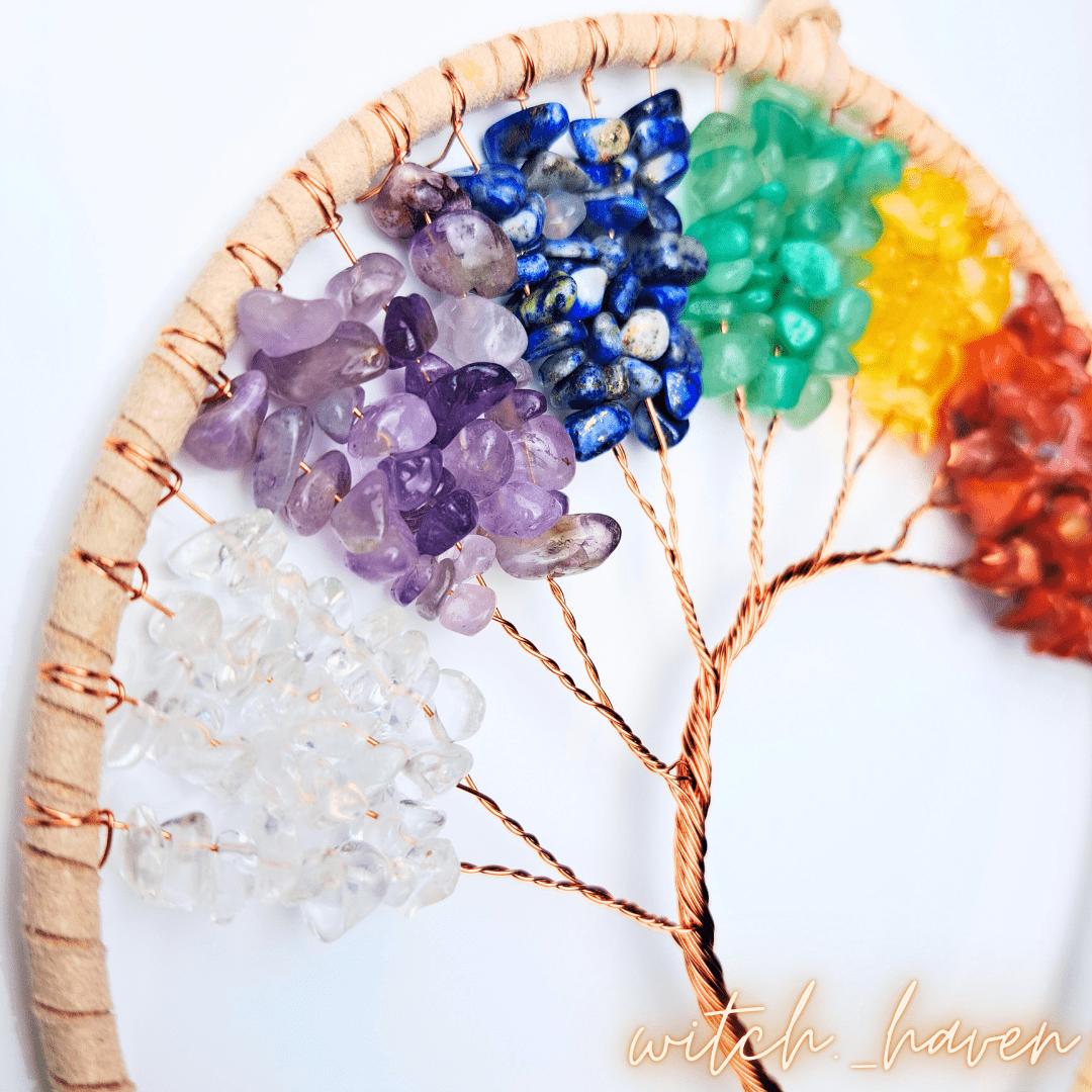 Witchhaven, Dominika Marx, Chakra Traumfänger Baum des Lebens, handgefertigter spiritueller Wandschmuck, 7 Chakra Edelsteine, Lebensbaum Windspiel, energetisch gereinigter Traumfänger, Geschenk für innere Balance
