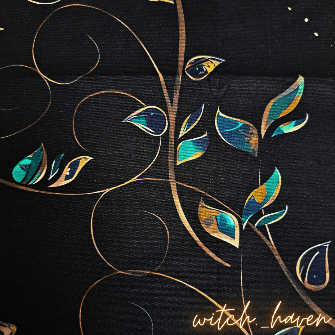 Witchhaven, Dominika Marx, Magisches Altartuch mit Baum des Lebens, Pentagramm und Dreifacher Göttin, schwarzes Tuch mit goldenen Symbolen, energetisch gereinigte Ritualunterlage, spirituelle Tischdecke für Tarot