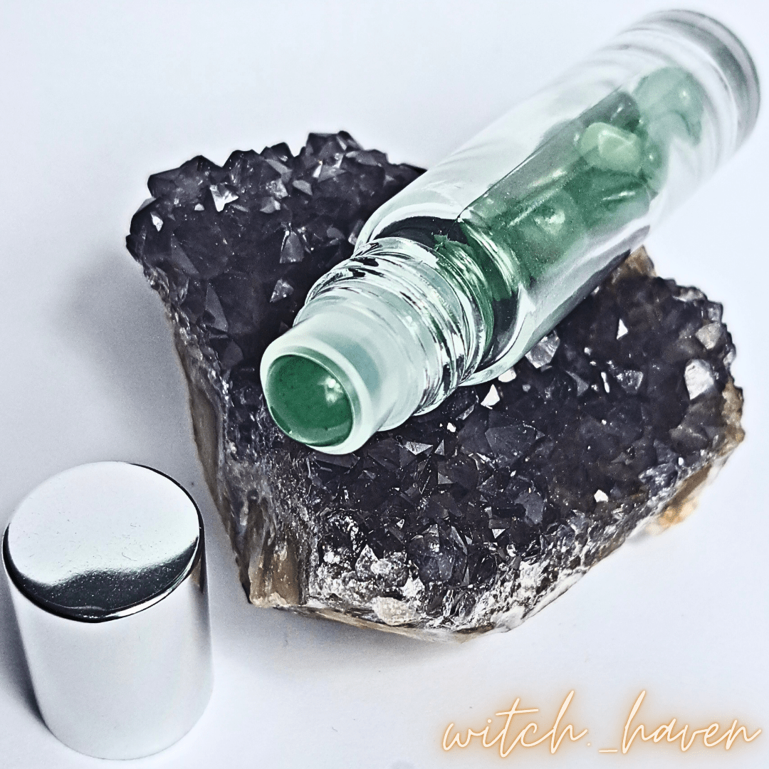 Witchhaven, Dominika Marx, Lavendelöl Roller mit Aventurin Seelenhauch, Glasflasche mit Roll-on Kugel, grüne Edelstein Chips, ätherisches Lavendelöl, spirituelle Entspannungshilfe, energetisch gereinigtes Aromaöl