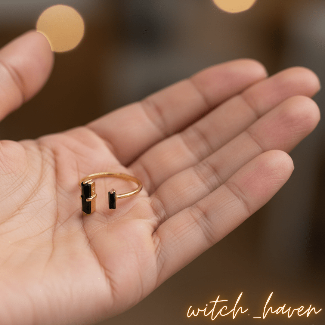 Witchhaven, Dominika Marx, goldener Obsidian Ring im Doppelbarren Design, verstellbarer Schutzschmuck mit schwarzen Obsidian Steinen, spiritueller Ring für Reiki und Erdung, energetisch gereinigter Obsidian Schmuck