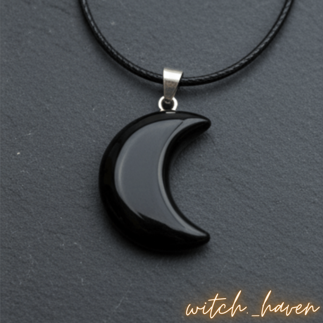 Witchhaven, Dominika Marx, schwarzer Obsidian Anhänger in Mondsichel Form, polierter Heilstein an schwarzer Schnur, spiritueller Schmuck für Intuition und emotionalen Schutz, energetisch gereinigtes Obsidian Mond Amulett
