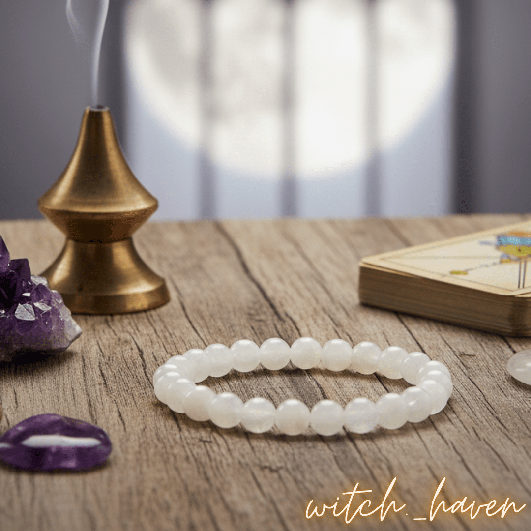 Witchhaven, Dominika Marx, Mondstein Armband, echte Edelsteinperlen, weißer Mondstein, handgefertigter Schmuck, energetisch gereinigter Heilstein, spirituelles Geschenk mit Glücksschlüssel