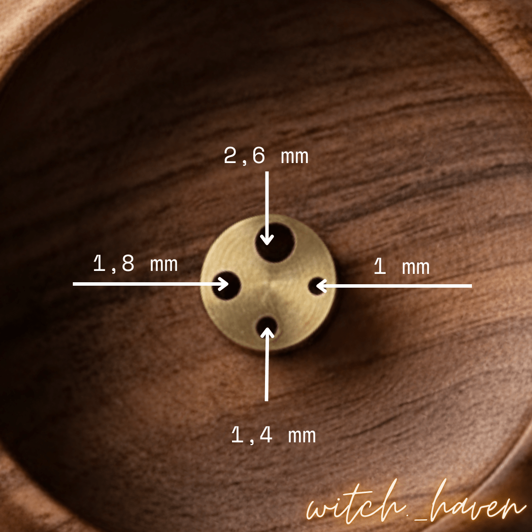 Witchhaven, Dominika Marx, abgerundeter Räucherstäbchenhalter aus Massivholz mit Messing Multi-Loch-Einsatz, kompakte Holzschale für die Meditation, spirituelles Zubehör für energetische Reinigung, handliches Design für Räucherrituale