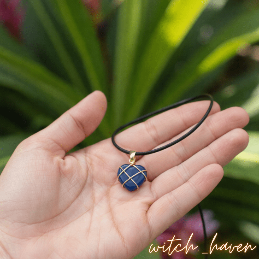 Witchhaven, Dominika Marx, handgefertigte Lapislazuli Herz Halskette mit goldener Drahtwicklung, tiefblauer Naturstein Anhänger für Weisheit und Selbstvertrauen, spiritueller Schmuck energetisch gereinigt, Herzanhänger aus Lapislazuli an goldfarbener Kette