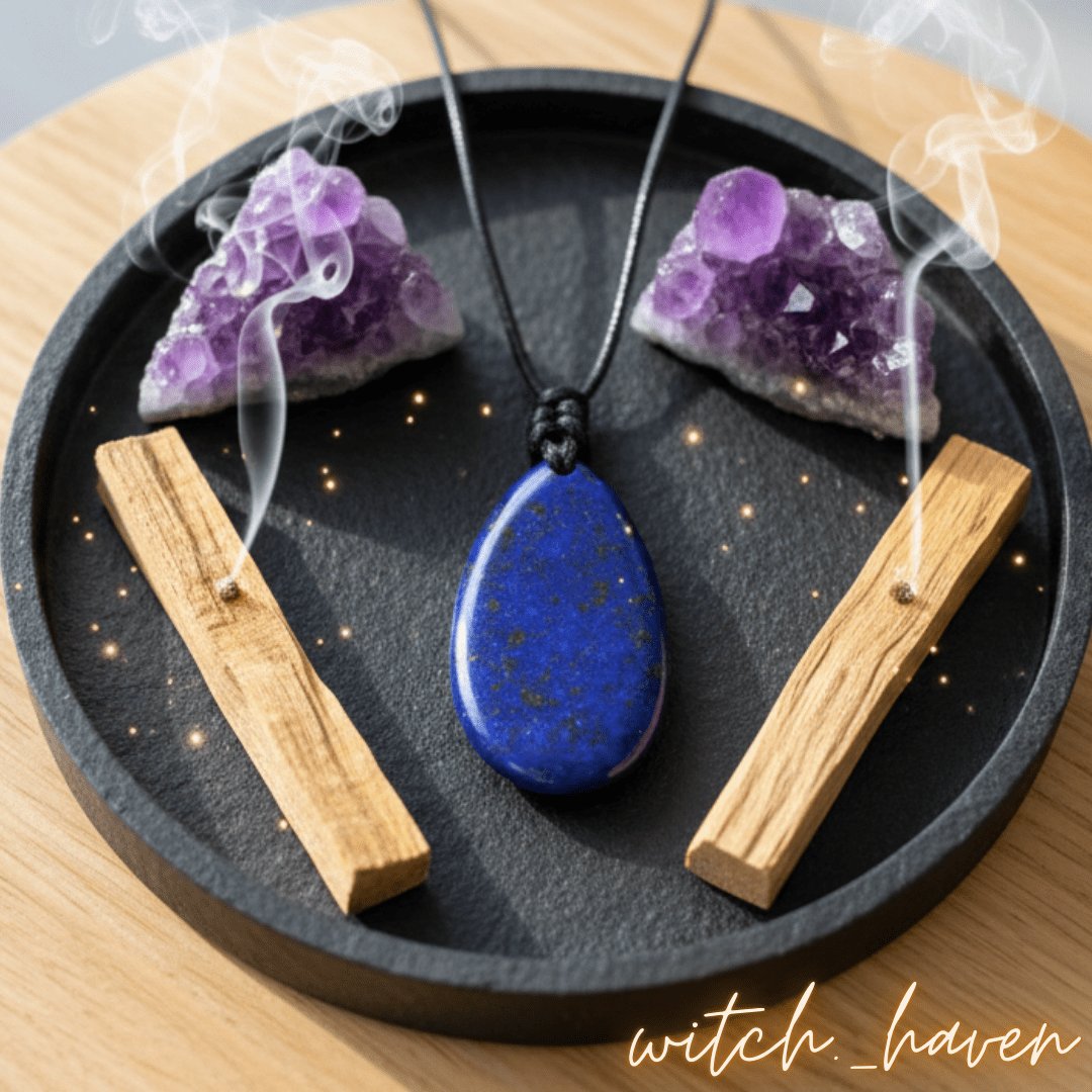 Witchhaven, Dominika Marx, handgefertigter großer Lapislazuli Tropfen Anhänger 5 cm hoch, tiefblauer Naturstein Schmuck für Intuition und Klarheit, energetisch gereinigter Heilstein an verstellbarem schwarzen Textilband, massives Unikat