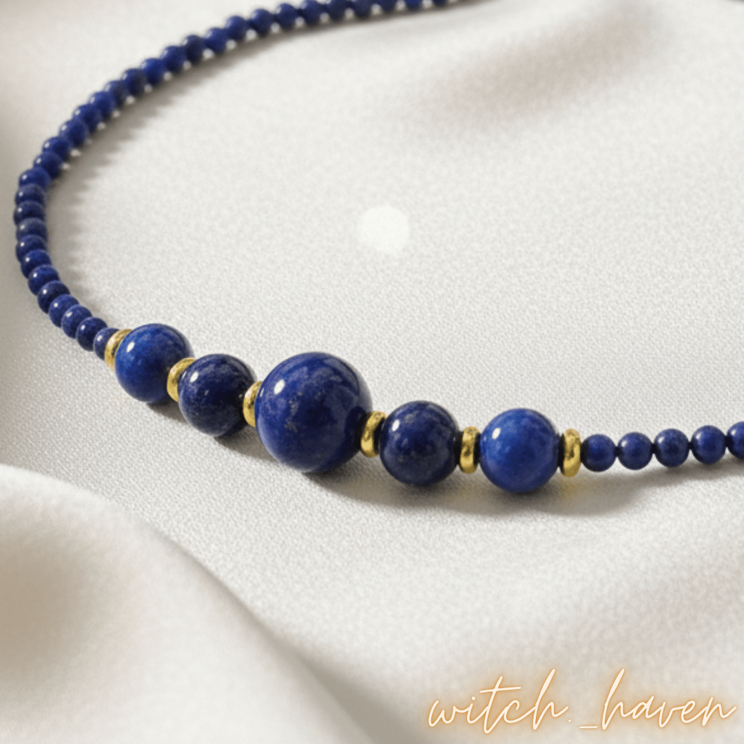 Witchhaven, Dominika Marx, exklusives Lapislazuli Collier aus tiefblauen chilenischen Natursteinen, handverlesenes Fundstück von der Côte d'Azur, spiritueller Schmuck ohne Metall für Klarheit und Fokus, energetisch gereinigtes Edelstein Collier